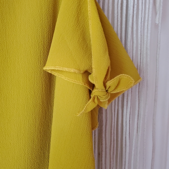 Cold shoulder Top - Picture 3 of 5